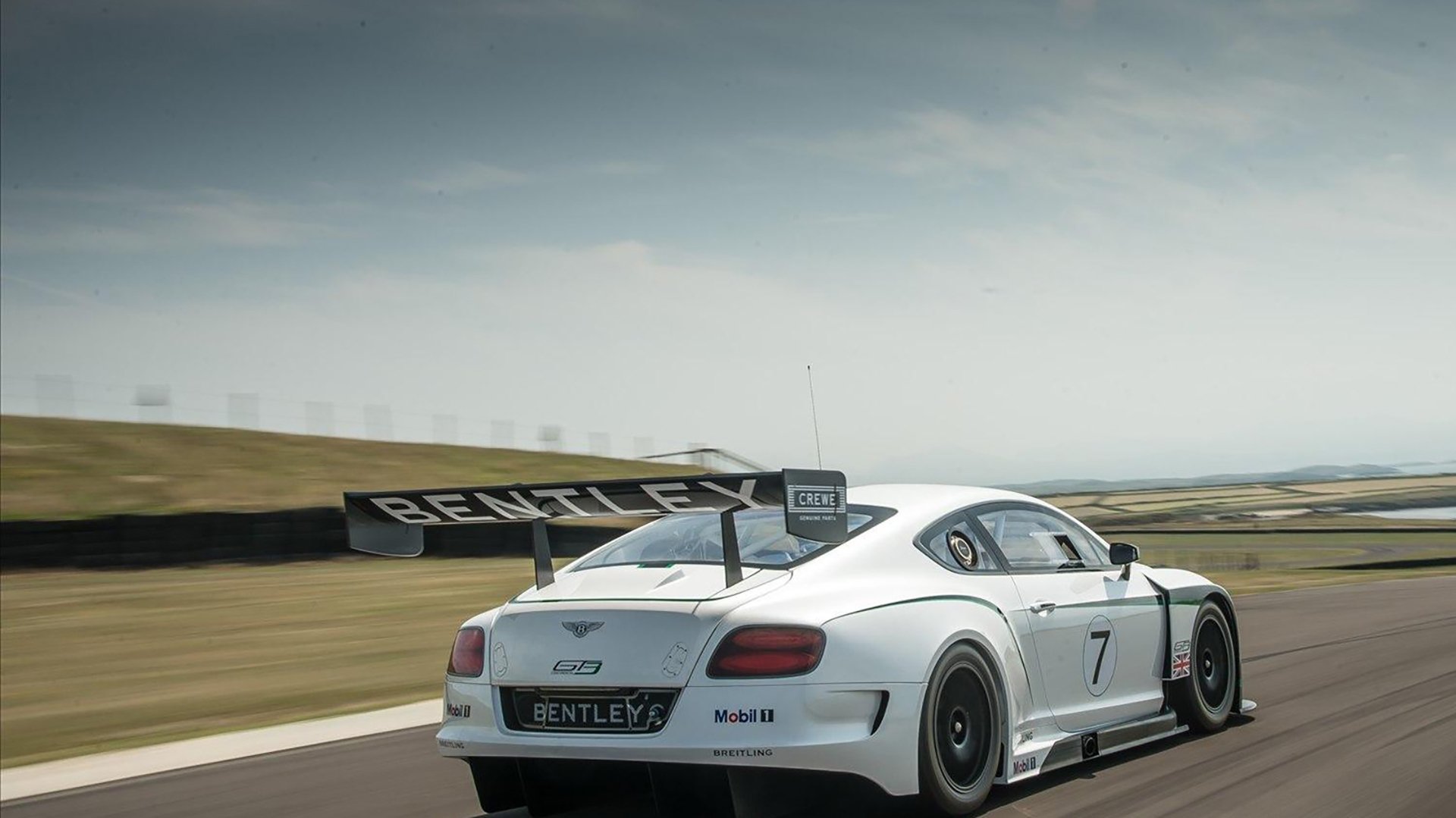 爱德华兹40分绞杀上海，他从废墟中站起，将胜利扛出泥潭